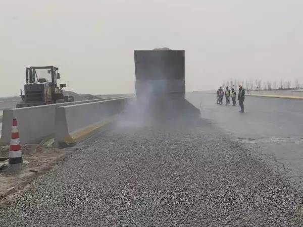 The definition and application of slurry sealing technology in highway construction_2